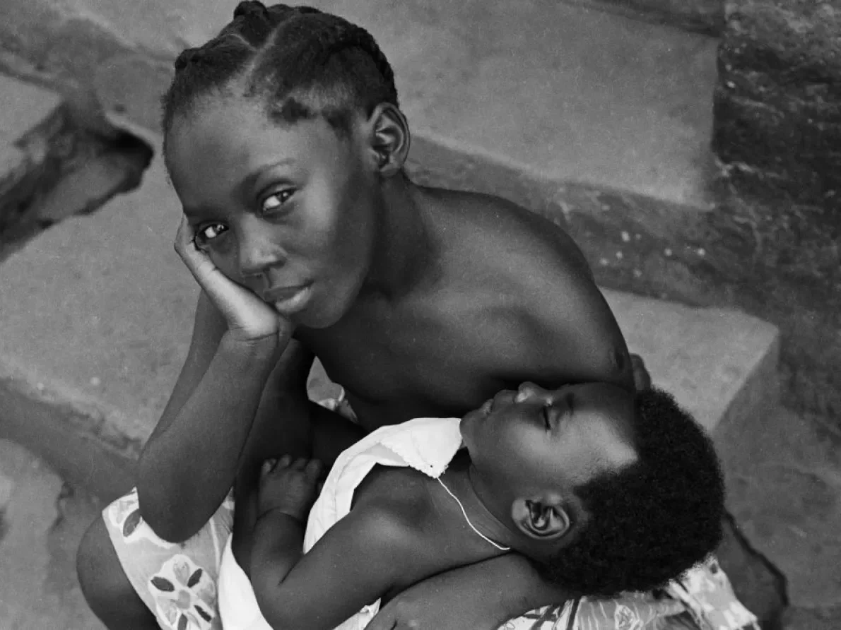 James Barnor (Ghana, b. 1929). Sister holding brother outside Studio X23, Accra, 1979 (printed 2010–20). Gelatin silver print. Galerie Clémentine de la Féronnière, Paris. © James Barnor, courtesy Galerie Clémentine de la Féronnière, Paris.